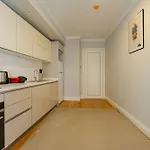3-bedroom Family In Managed - Elevator & Parking Near Taksim Square דירה איסטמבול